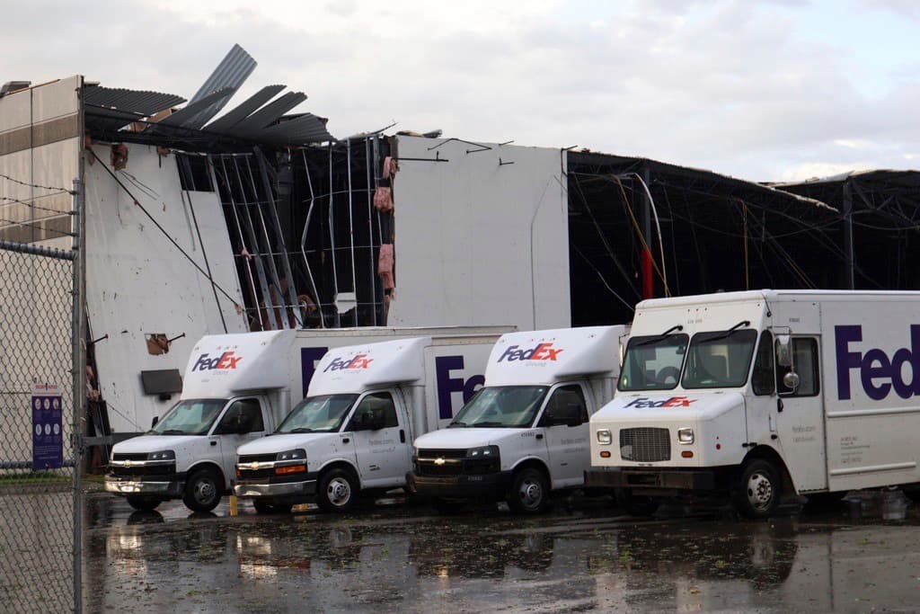 Las tormentas golpean el centro-norte de EEUU con más tornados, granizo y vientos: un centro de FedEx quedó destruido
