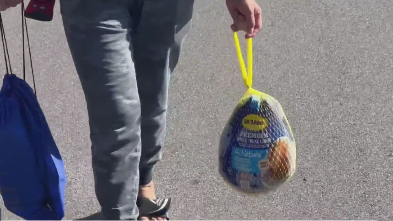 Familias enfrentan presión económica y hallan respiro en donaciones de pavos comunitarias