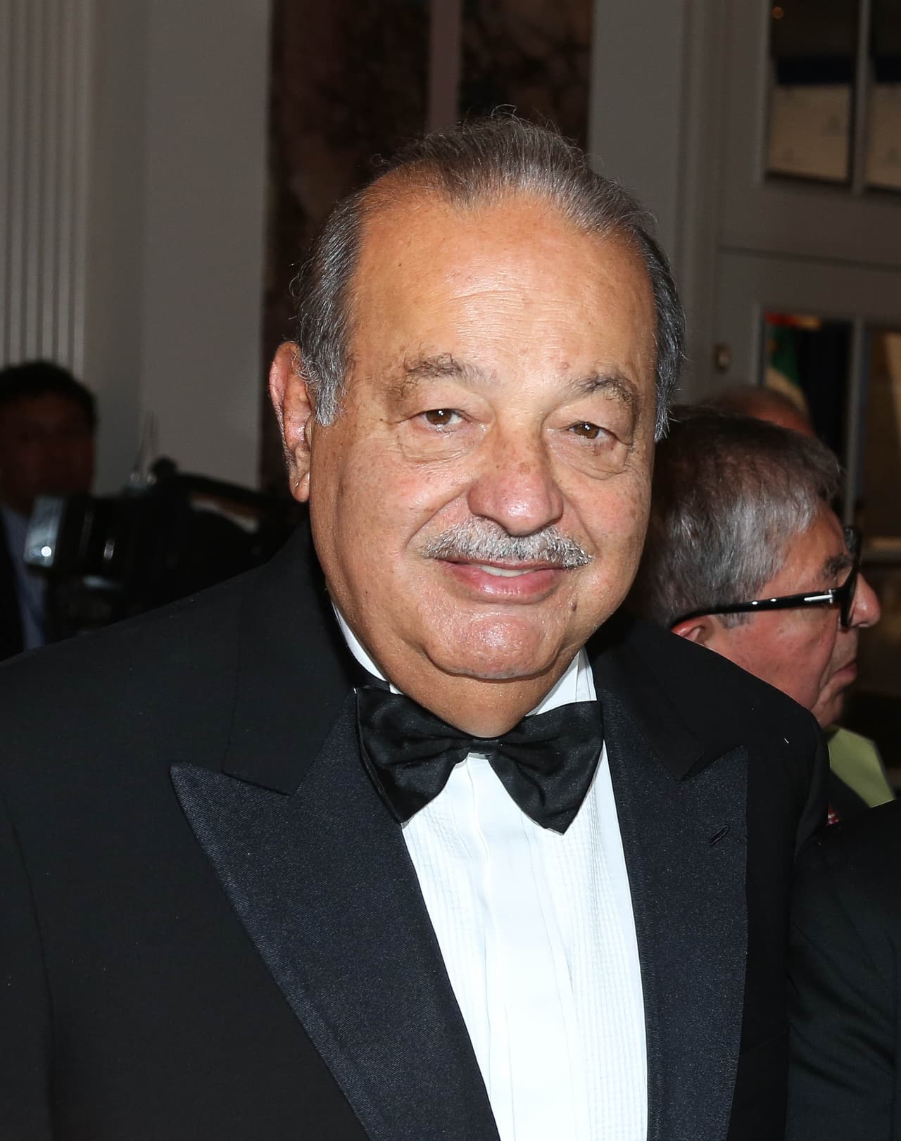 Carlos Slim Helú es un empresario mexicano y es considerado el segundo hombre más rico del mundo, sus bienes ascienden a los $77, 100 millones.