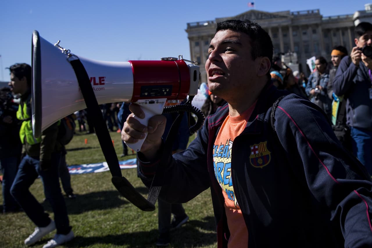 Actualmente casi 800,000 dreamers siguen sumidos en la incertidumbre, mientras el futuro de DACA se mantiene
<a href="https://www.univision.com/noticias/inmigracion/la-corte-suprema-rechaza-revisar-de-forma-rapida-la-cancelacion-de-daca-solicitada-por-el-gobierno">en manos de los tribunales de justicia</a>.