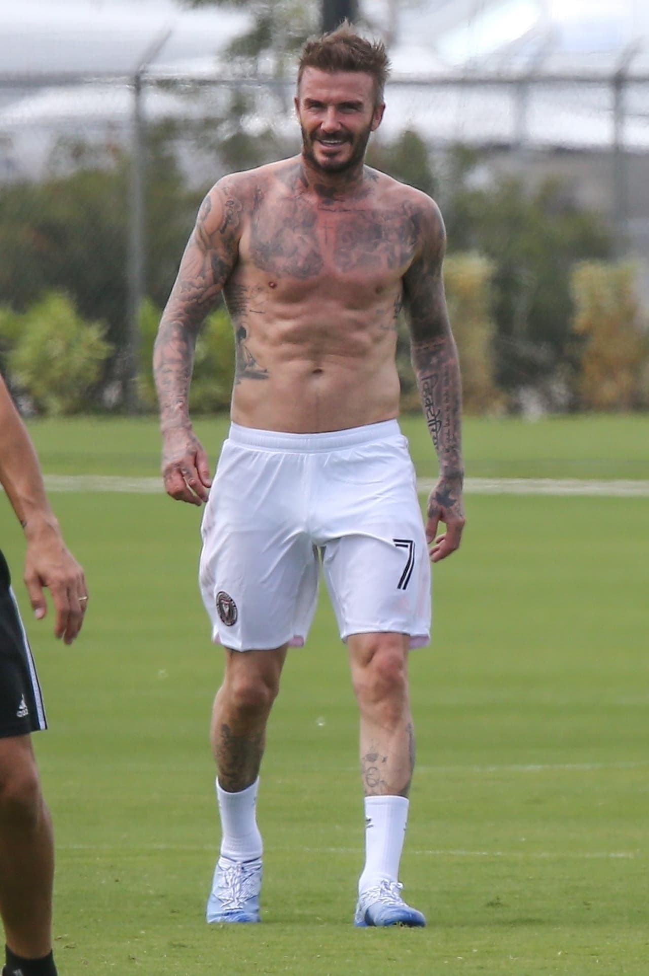 David Beckham, de 44 años, lucía feliz, aunque se hubiese pospuesto el partido y el estreno del estadio, a fin de evitar la propagación del coronavirus.