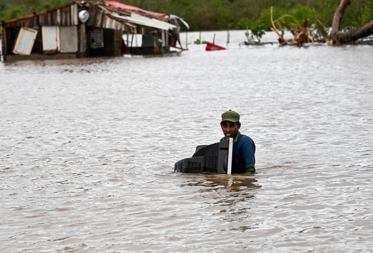 Campesinos intentaron rescatar sus pocas pertenencias de las casas inundadas, en la población de San Miguel de Parada, en Santiago de Cuba. 
<br>
