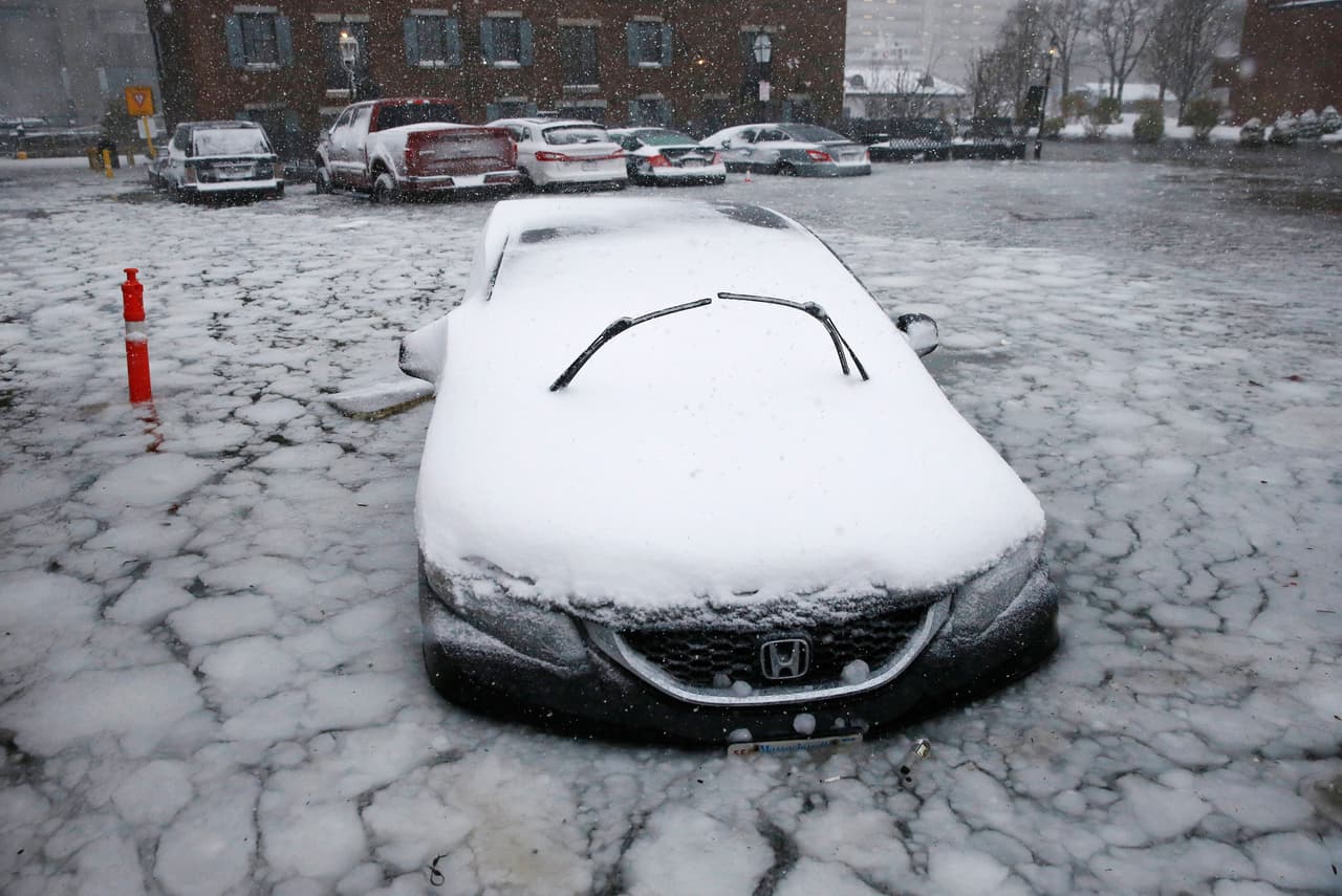 Varios autos permanecen atascados en el hielo cerca del puerto de Boston, Massachusetts.