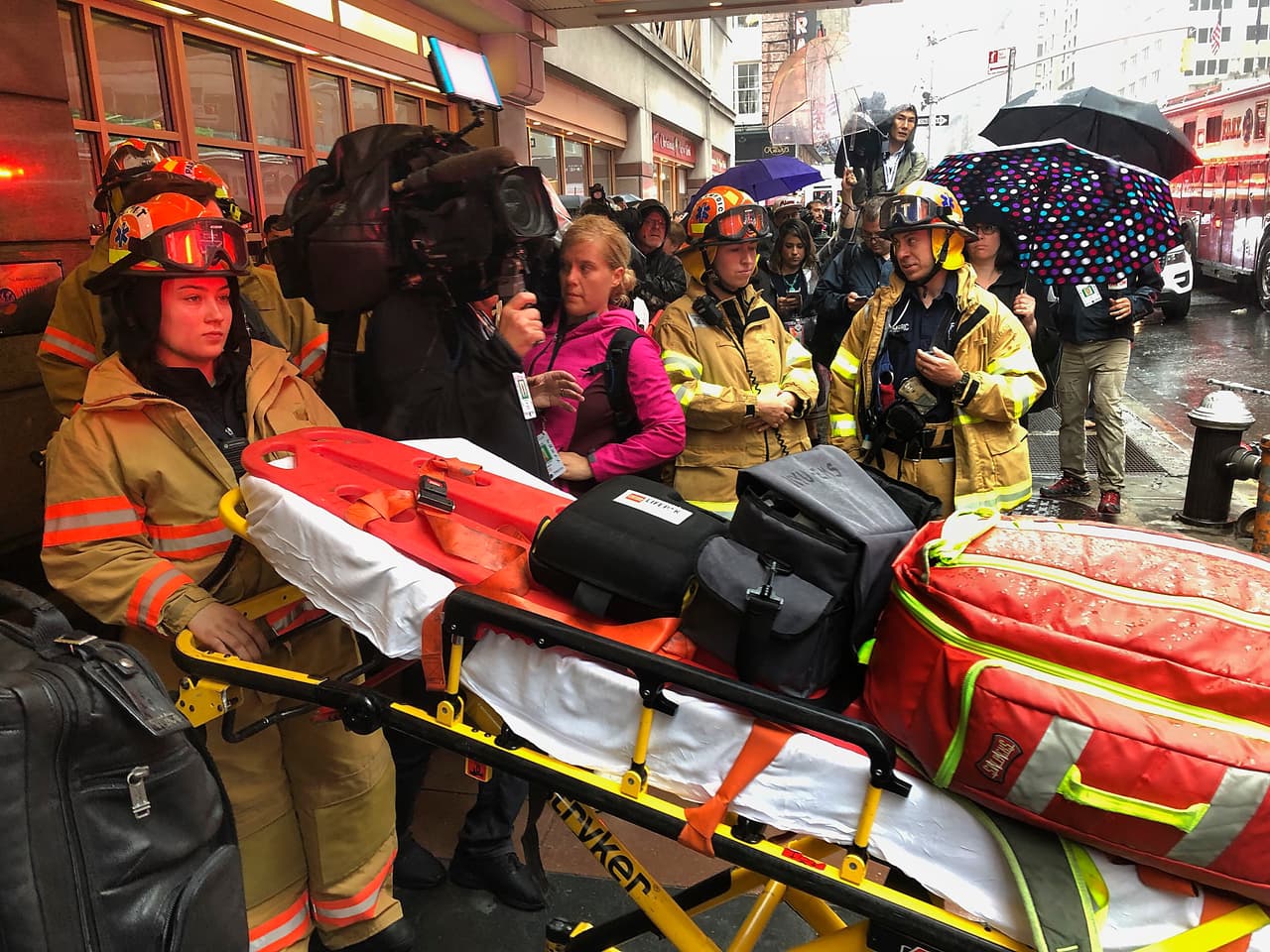 Los bomberos ingresaron camillas de emergencia al edificio.