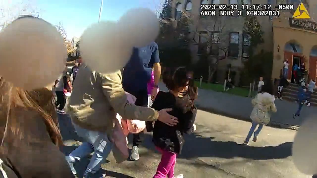 El momento en que un oficial de Brooklyn salva a niños de ser arrollados por el U-Haul