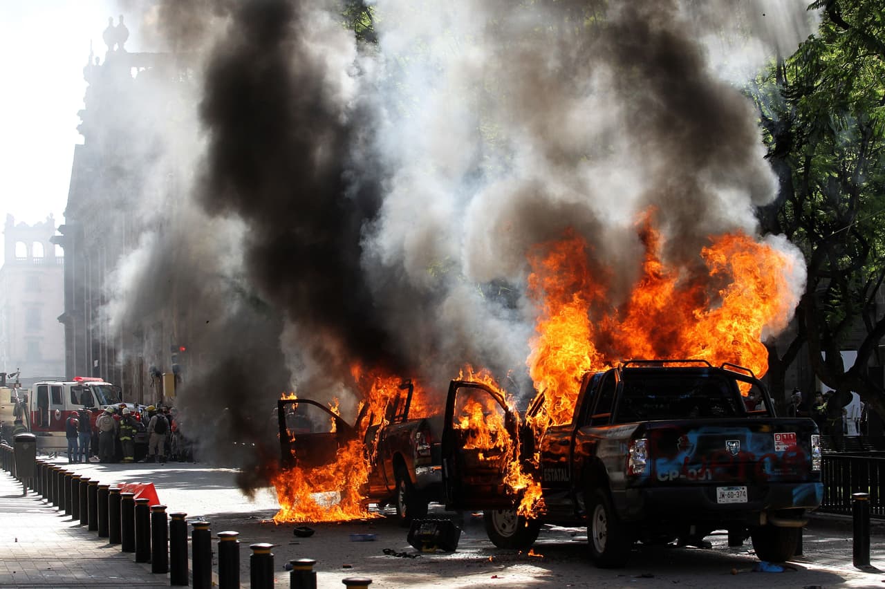 La protesta en la ciudad mexicana de Guadalajara 
<b><a href="https://www.univision.com/noticias/america-latina/ayudenme-lo-arrestan-por-no-usar-tapabocas-y-muere-en-un-hospital-con-senales-de-tortura" target="_blank">por la muerte de Giovanni López,</a></b>
<a href="https://www.univision.com/noticias/america-latina/ayudenme-lo-arrestan-por-no-usar-tapabocas-y-muere-en-un-hospital-con-senales-de-tortura" target="_blank"> </a>un joven albañil que fue detenido por la policía supuestamente por no usar mascarilla para evitar contagios de covid-19, terminó con fuertes disturbios, dos patrullas incendiadas y 26 personas detenidas.