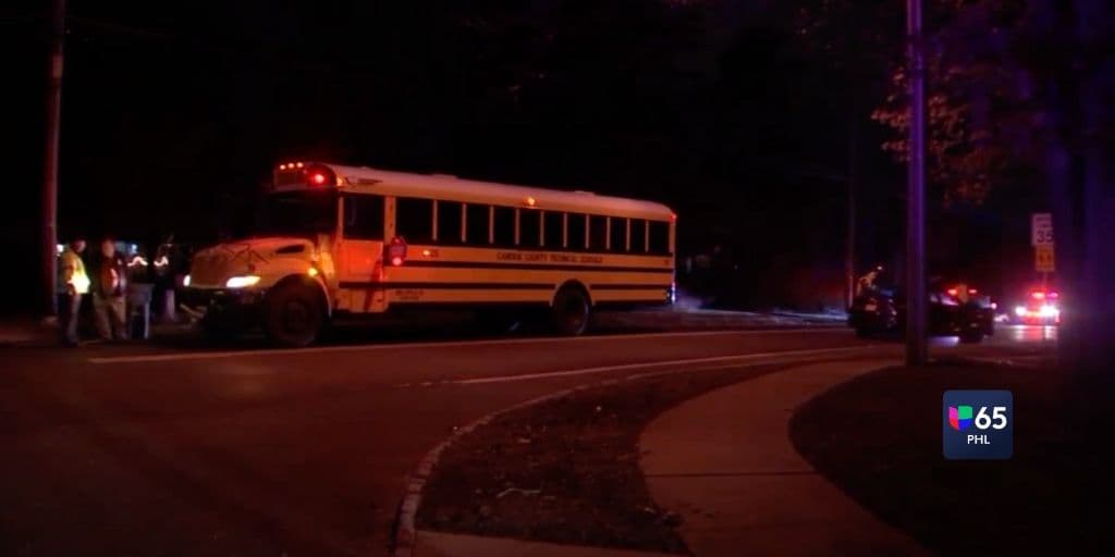 Menor de edad golpeada por automóvil al bajarse del autobús escolar