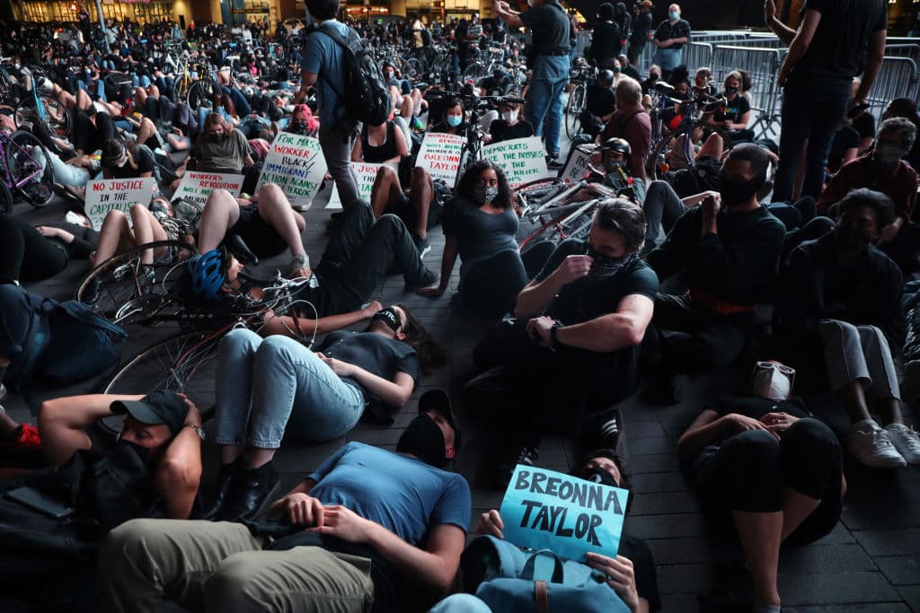 Manifestaciones espontáneas estallaron también en otras ciudades del país, sacudido desde hace meses por una ola de protestas antirracistas. Hubo protestas en Nueva York, Boston y Filadelfia, entre otras urbes. En Brooklyn la organización Black Lives Matter (La vida de los negros importa) logró congregar a un buen números de manifestantes.
<br>
