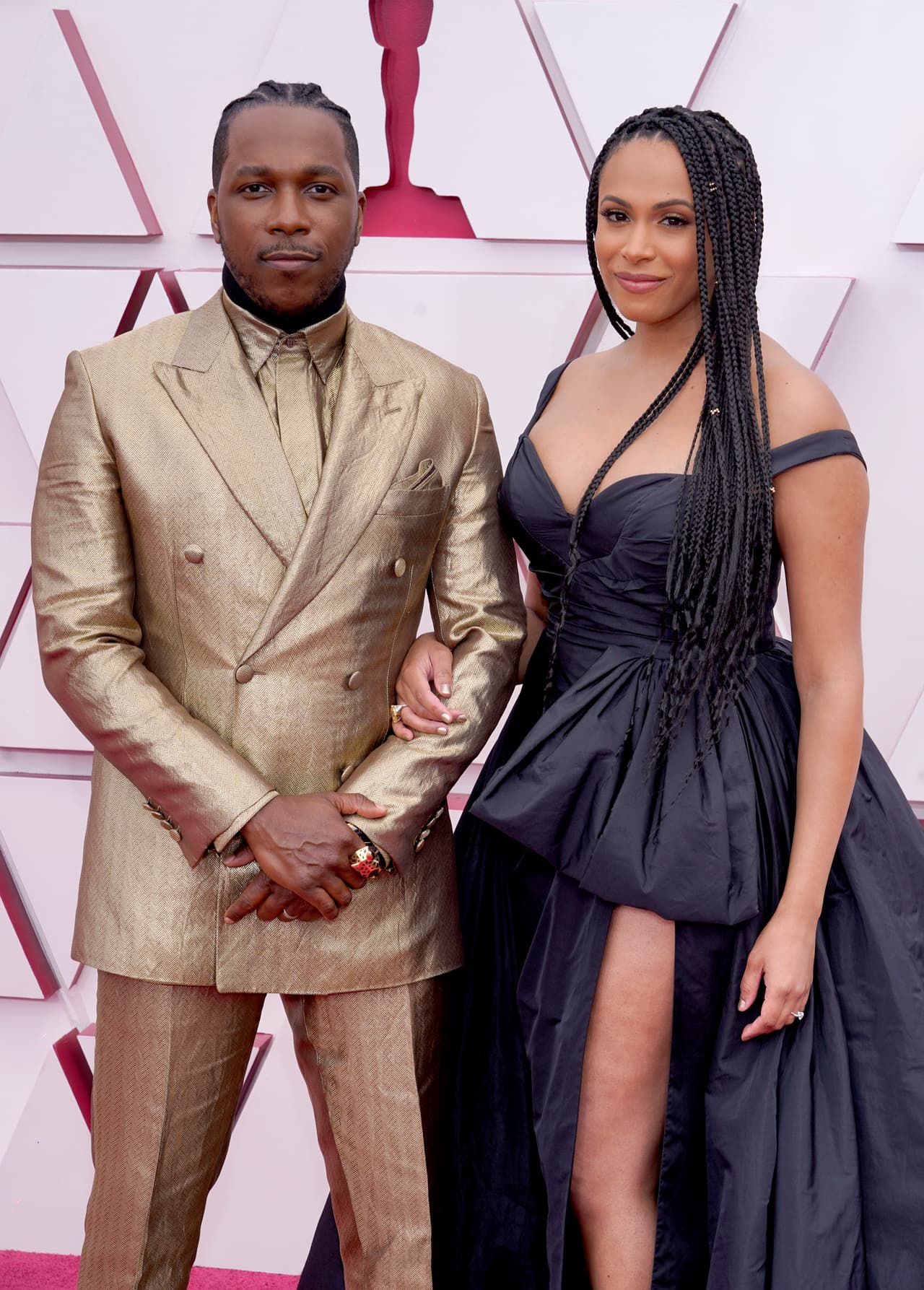 De dorado como la estatuilla del Oscar vistió Leslie Odom Jr.,nominado a Mejor Actor de Reparto. Lo acompañó su esposa Nicolette Robinson.
<br>