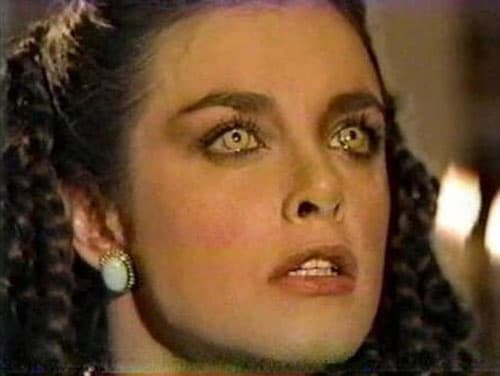 Tenía poderes psíquicos con los que podía mover objetos, era muy evidente al usarlos, pues sus ojos cambiaban de color.