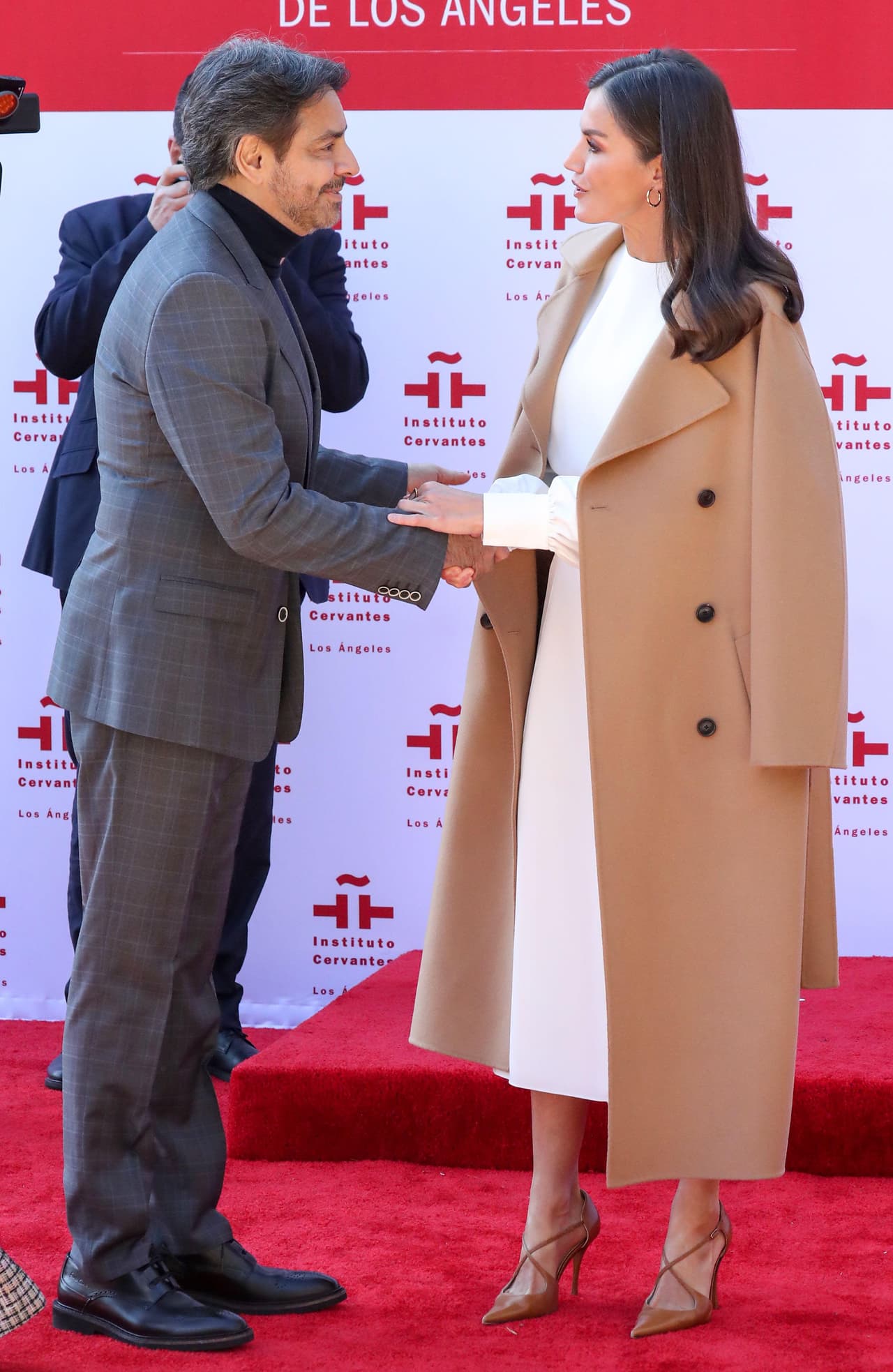 La ceremonia llegó a su fin con un aperitivo que contó con jamón ibérico y el tradicional vino español en el que los representantes del Instituto Cervantes conversaron con las celebridades invitadas. Ahí también estuvo 
<b>Kate del Castillo. </b>
<br>