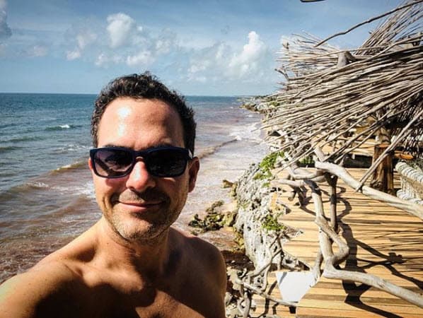 La revista People en Español lo ha considerado en su famoso listado de los '50 más bellos'.