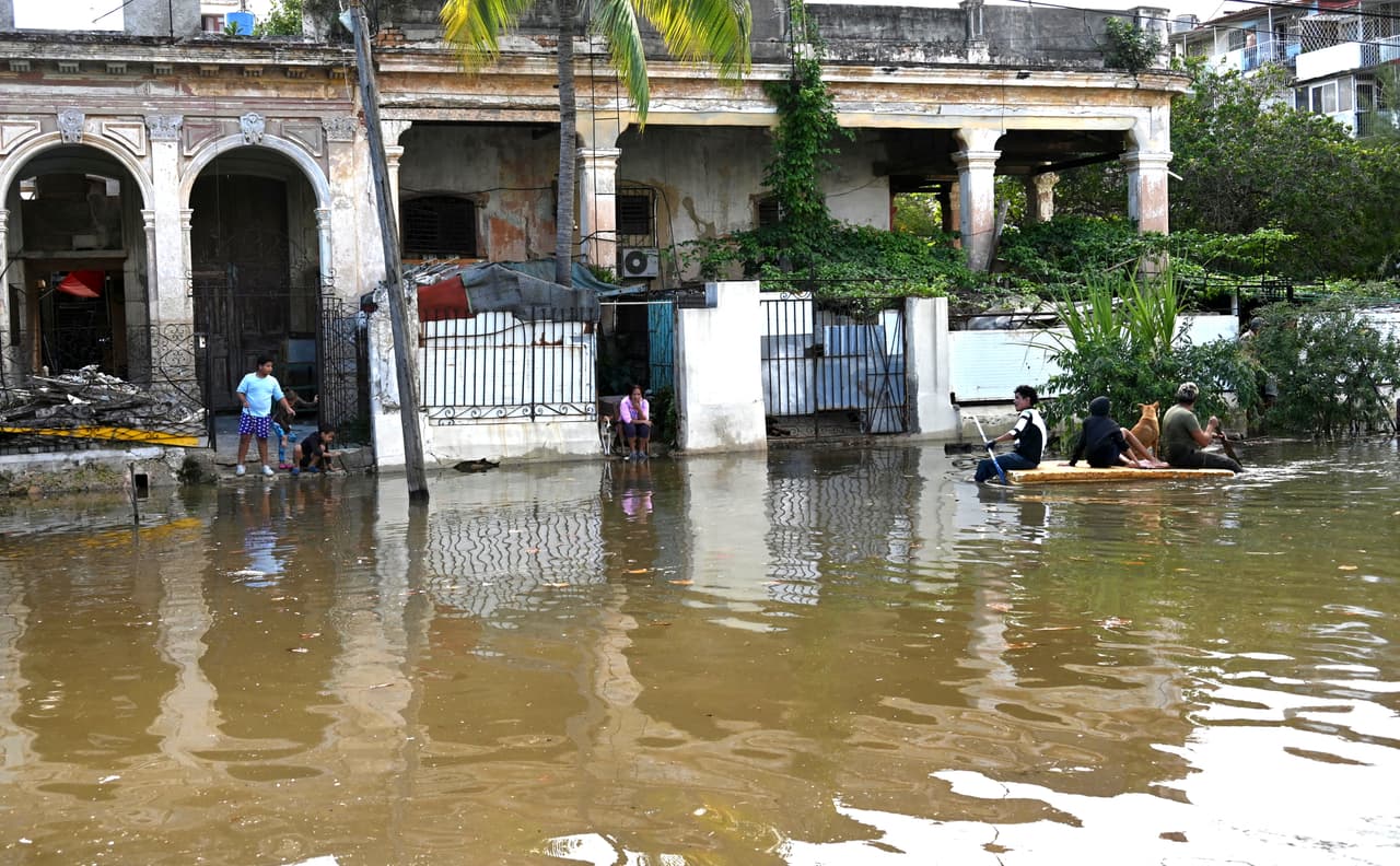 Además de la grave crisis económica y social que enfrenta la isla, esta temporada de huracanes Cuba ha sido una de las zonas del Caribe más afectadas por estos sistemas de mal tiempo.
<br>