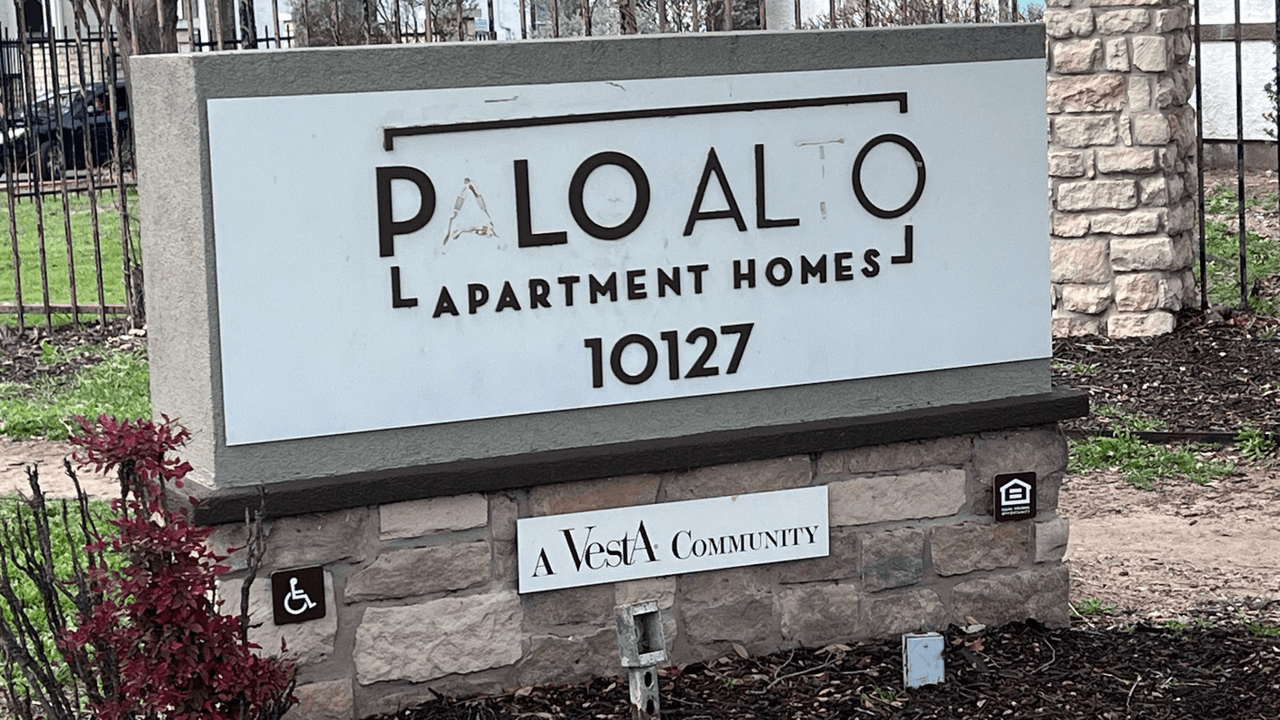 Una mujer había llamado al 911 diciendo que le habían disparado, dijo el jefe de policía William McManus. Cuando llegaron, a ella le habían quitado la vida. Un hombre, el presunto agresor, también estaba muerto.