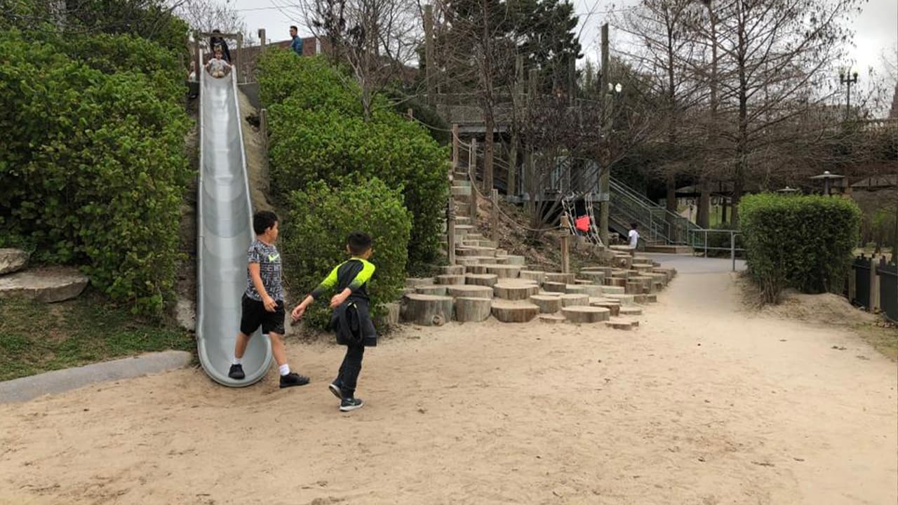 El tobogán mide 33 pies de largo.