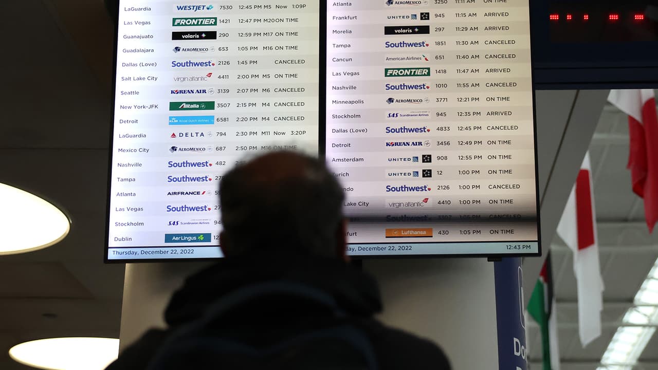 Reportan cientos de vuelos cancelados en aeropuertos de Chicago por lluvia y nieve