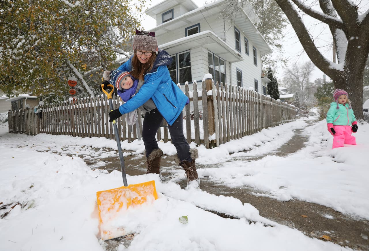 Los meteorólogos precisaron que las temperaturas podrían bajar dramaticamente en pocas horas, y que se podrían formar tormentas desde Alabama hasta el área de Nueva Inglaterra. En la fotografía Stephanie Rytilahti una residente de Madison, Wisconsin, mientras retira la nieve de la entrada de su casa el 31 de octubre de 2019.