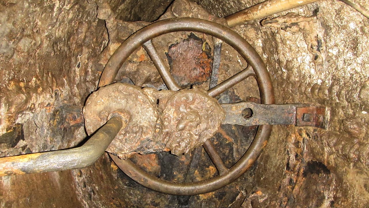 "Por primera vez es visible el interior del submarino", dice a Univision Noticias la organización sin fines de lucro Friends of the Hunley, que contribuye con la exploración de la nave. Después de años de esfuerzos para limpiar la corrosión en el compartimiento de la tripulación, los expertos han descubierto hallazgos interesantes. Sigue siendo un misterio cómo se hundió este submarino.