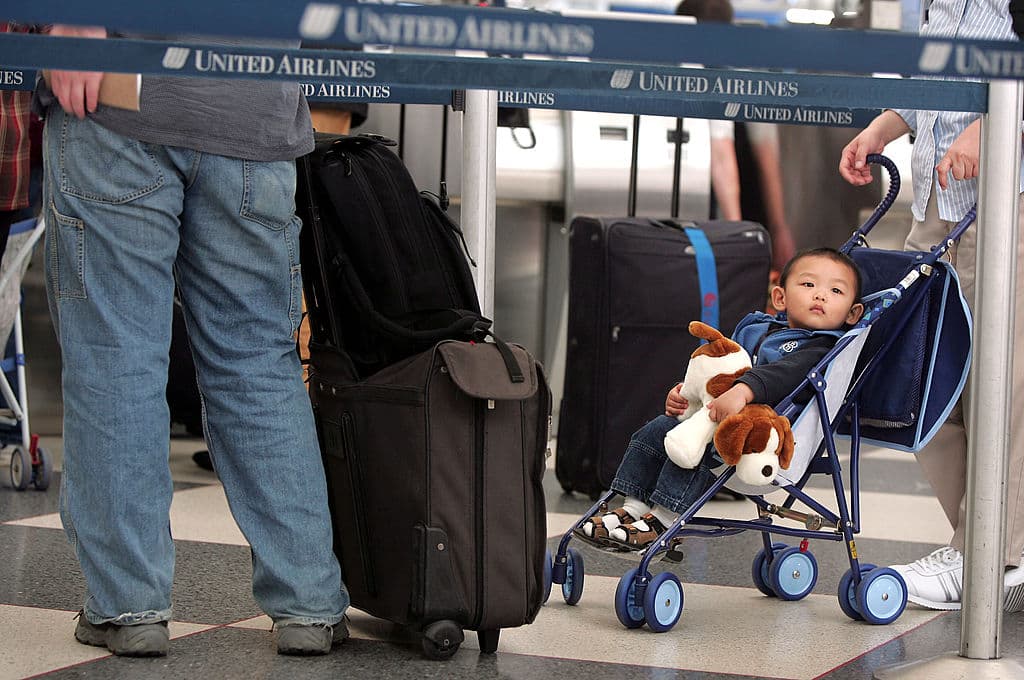 Así funciona el nuevo sistema de seguridad en aeropuertos para padres con hijos pequeños