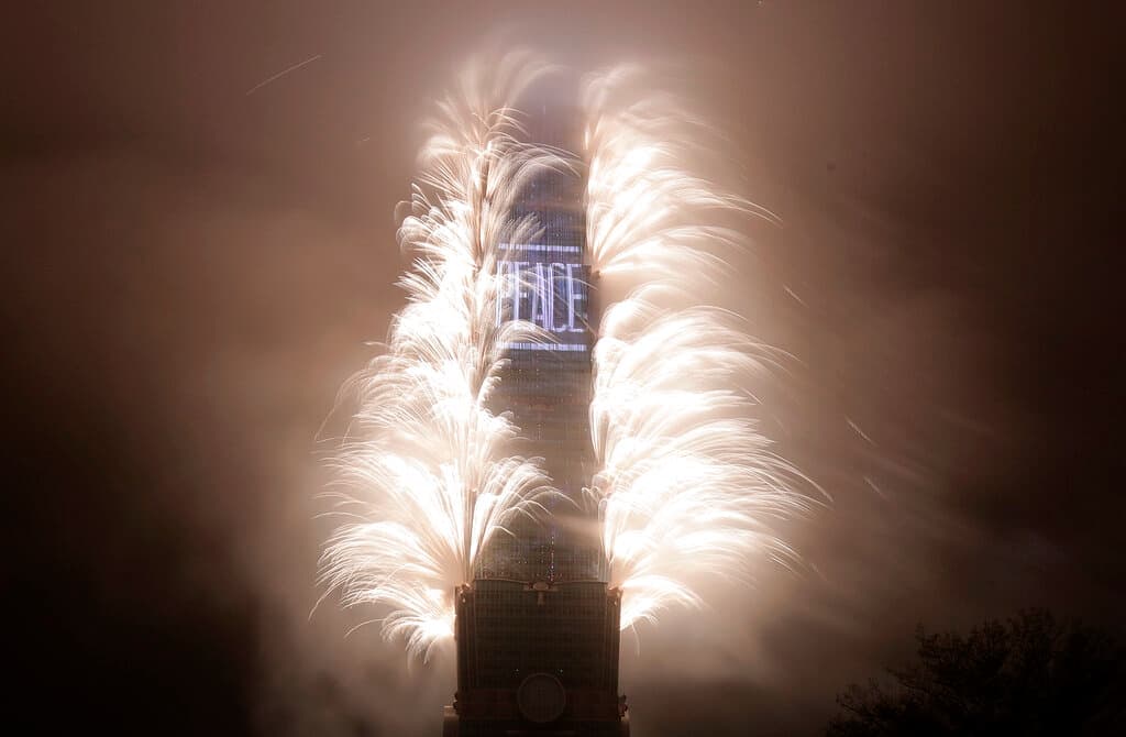 Fuegos artificiales desde el Taipei101, el rascacielos más alto de Taiwan, reciben el año nuevo.