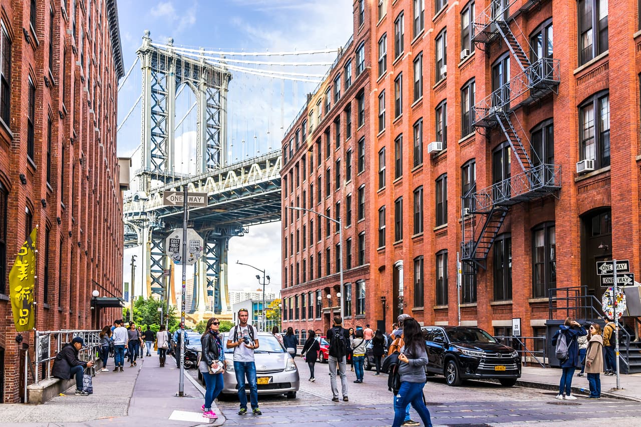 <b>Vecindario Dumbo (Brooklyn, Nueva York)</b>
<br>
<br>La vista del Puente de Manhattan en la intersección de las calles Washington y Water es uno de los atractivos principales del vecindario Dumbo de Brooklyn, y de toda la ciudad de Nueva York.
<br>
<br>Las calles de esta lista fueron seleccionadas por la revista Architectural Digest (architecturaldigest.com), que evaluó las vías de decenas de ciudades según el disfrute de los peatones, su valor histórico, su estética y por su relación con la naturaleza circundante.