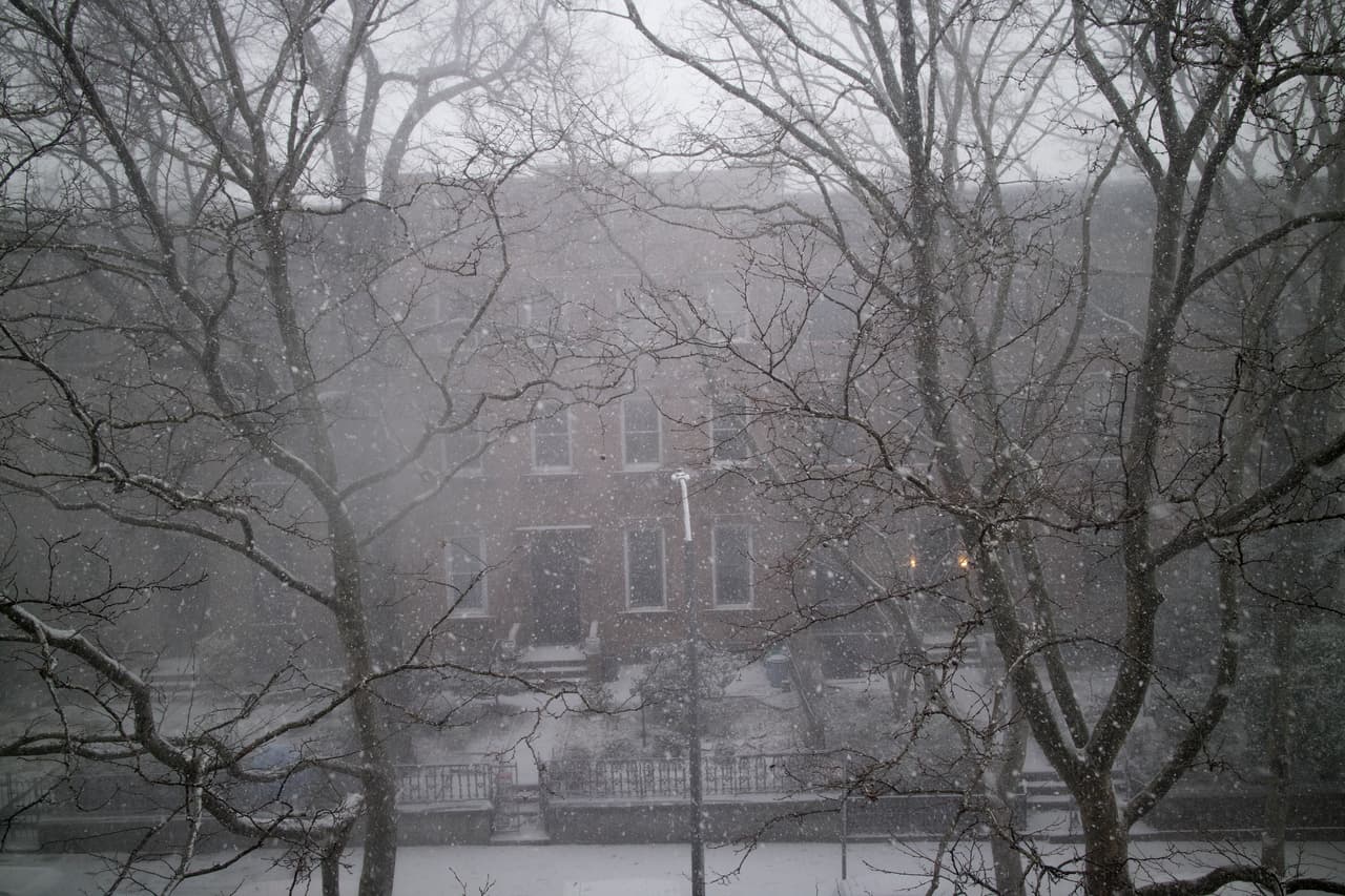 En Brooklyn, Nueva York, algunas calles estan totalmente cubiertas de Nieve.