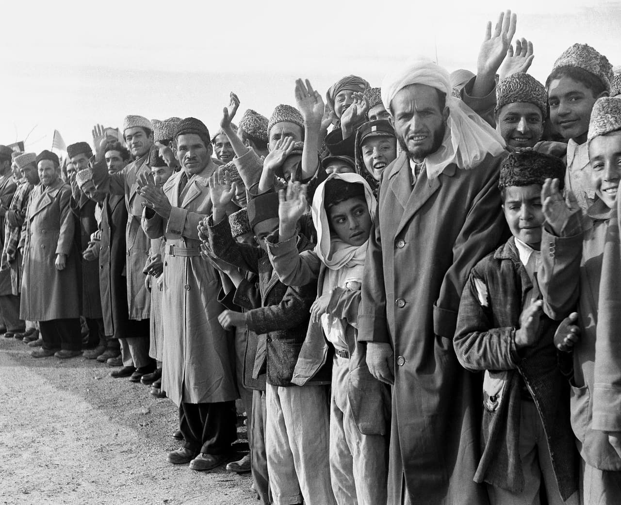 Residentes de Kabul alineados para ver pasar la caravana que llevaba al presidente estadounidense Dwight Eisenhower, quien visitó Afganistán en 1959.