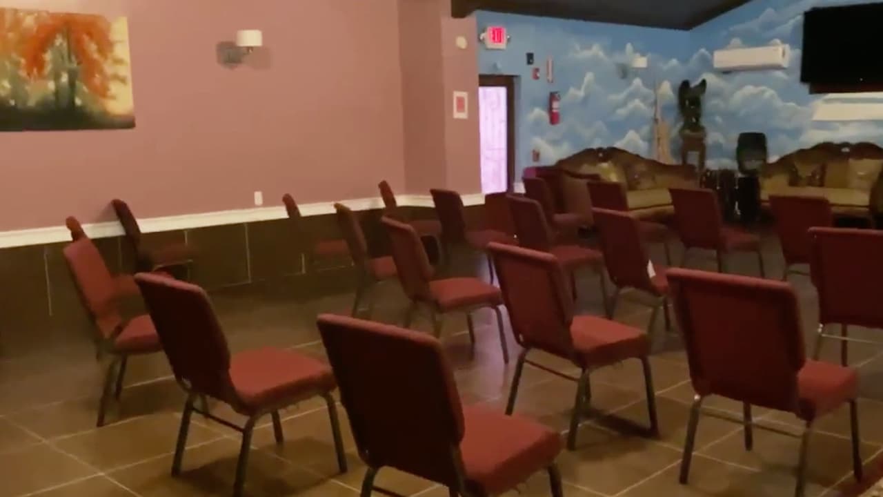 La medida de 
<b><a href="https://www.univision.com/local/houston-kxln/video-muestra-el-distanciamiento-social-en-supermercados-de-houston-video">distanciamiento social</a></b> también se ha puesto en práctica en la funeraria.