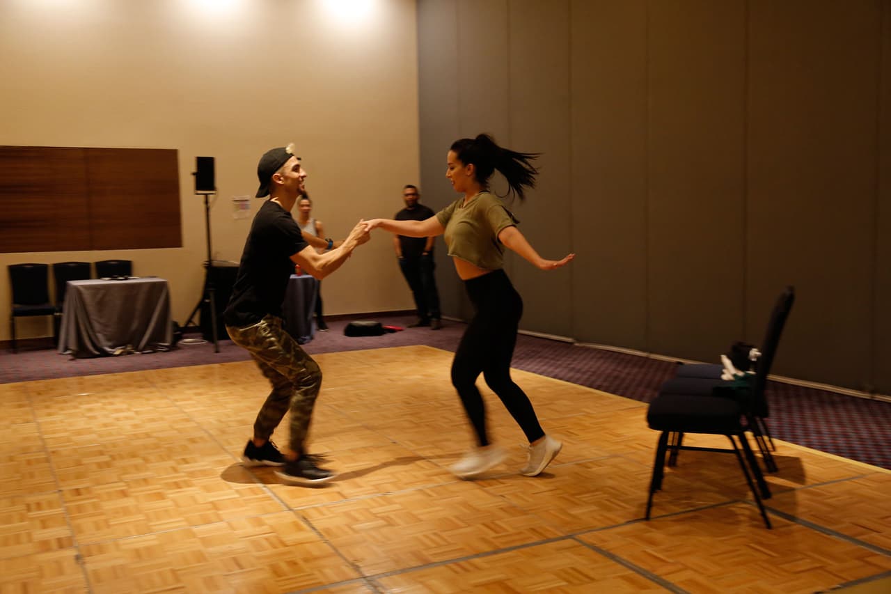 El sensual baile que le asignaron lo presentará junto al bailarín Juan Carlos Nicot, quien la ha ayudado a memorizar cada uno de los pasos.