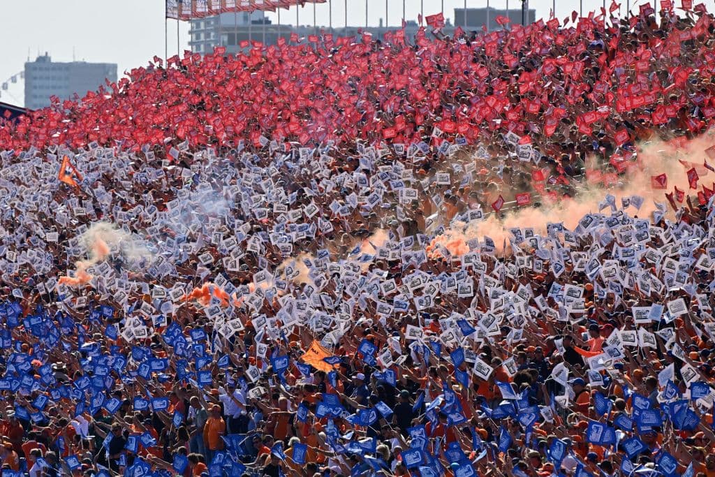 Max Verstappen se lleva el Gran Premio de Holanda y triunfa en su casa ante su público y, además, vuelve a la cima de la Formula 1. El podio fue compartido con Lewis Hamilton y Valtteri Bottas de Mercedes Benz en segunda y tercera posición, respectivamente. El mexicano Sergio Pérez quedó en octava posición.