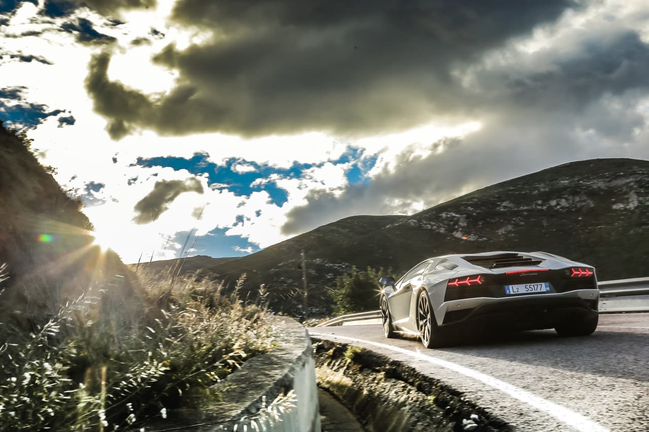 De acuerdo con cifras de la marca, el Aventador S logra una 
<b>aceleración de 0 a 60 mph en 2.9 segundos</b> y una velocidad máxima de 217 mph.