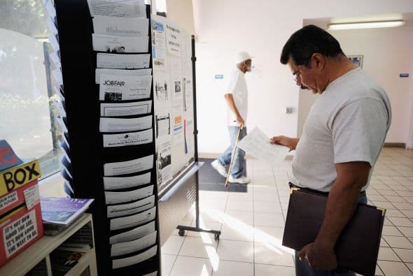 Los economistas de la NABE prevén que la tasa de desempleo alcanzará este año 8.2%, cifra que igualará la cifra de enero. Esta tasa supone una mejora en comparación con su pronóstico de 8.9% que habían hecho en noviembre. El desempleo alcanzó en octubre de 2009 su más alto nivel, a decir 10%.