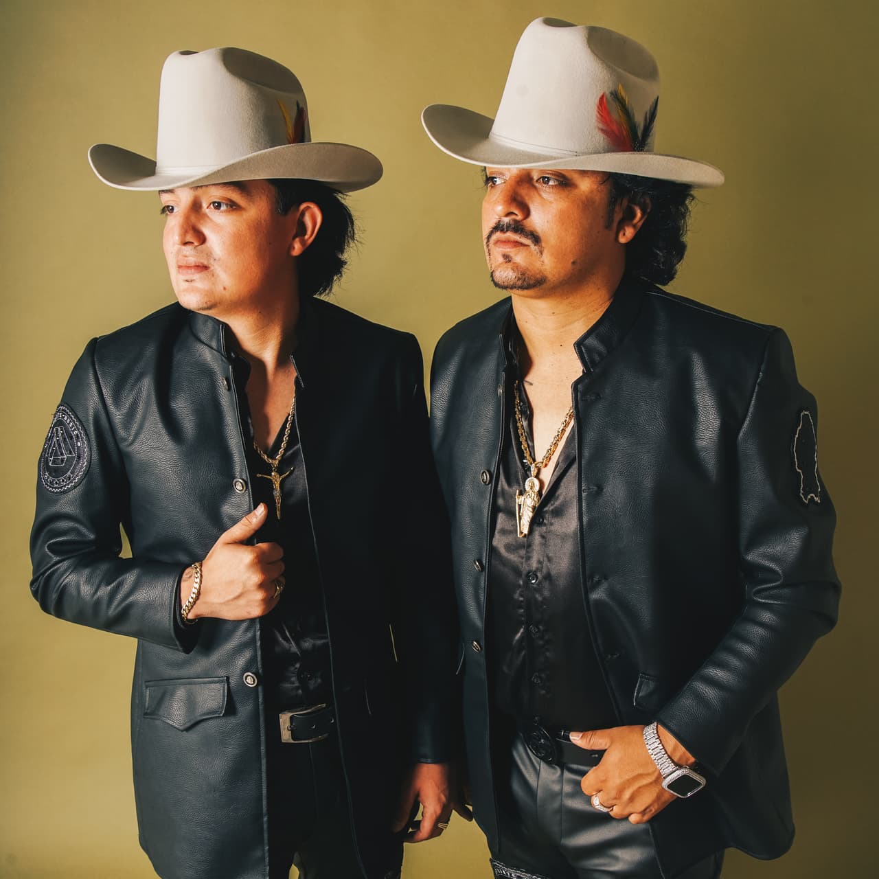 <b>Los Dos Carnales </b>también debutan en nuestra lista y, de hecho, están en el top de los artistas más nominados al contar con nueve nominaciones:
<br>1. La Nueva Generación Regional Mexicano
<br>2. Mejor Canción Regional Mexicana
<br>3. Mejor Colaboración Regional Mexicana
<br>4. Mejor Fusión Regional Mexicana 
<br>5. Track Viral Del Año
<br>6. Grupo o Dúo Favorito Del Año
<br>7. Álbum Regional Mexicano Del Año
<br>8. Canción Del Año
<br>9. El Traffic Jam