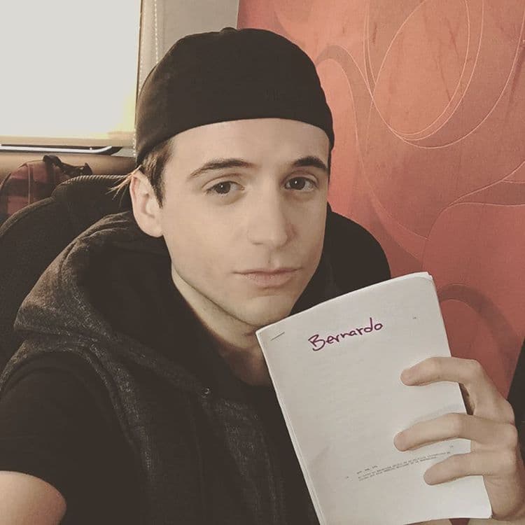 Actualmente participa en la serie 'Club de Cuevos', en el papel del asistente Hugo Sánchez.