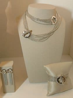 Después, lo único que tienes que haces es: Vierte la cucharada de sal en una taza de agua hirviendo y pon a remojar los objetos de plata toda la noche, la mañana siguiente tira el líquido y pule la plata con un paño seco.
<br>
<br>