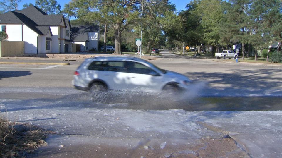 Cabe aclarar que el hielo negro se formó por el agua derramada por una tubería rota.