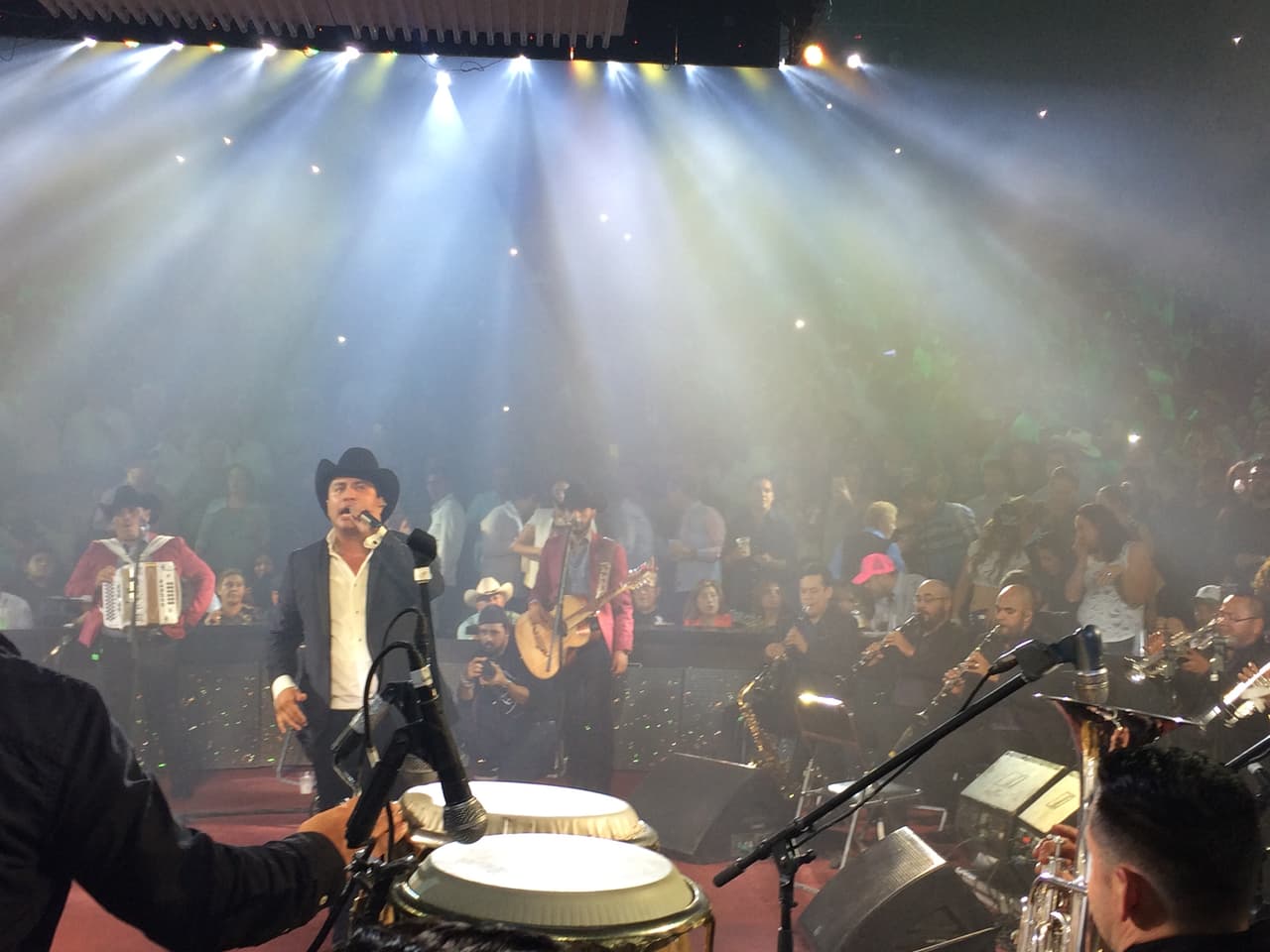 Julión Álvarez se presentó por primera vez en un escenario después de que fuera señalado por el Departamento del Tesoro de Estados Unidos de pertenecer a una red de lavado de dinero del narcotrafico mexicano.