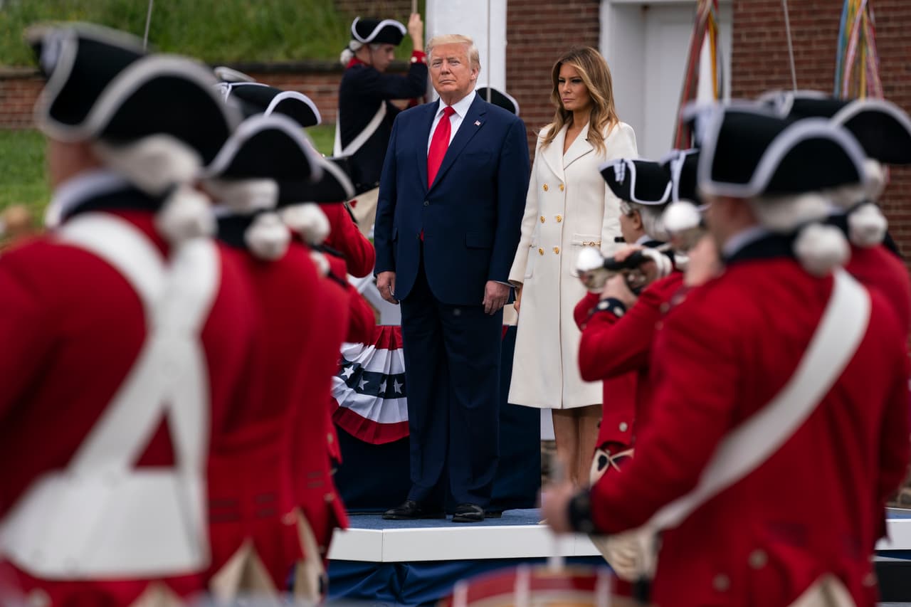 Durante su alocución en el Monumento Nacional del fuerte militar McHenry, en Baltimore, Trump hizo referencia a los militares que participan en la respuesta al coronavirus, al decir que “decenas de miles de soldados y guardias nacionales están en la primera línea de la batalla contra este virus terrible".