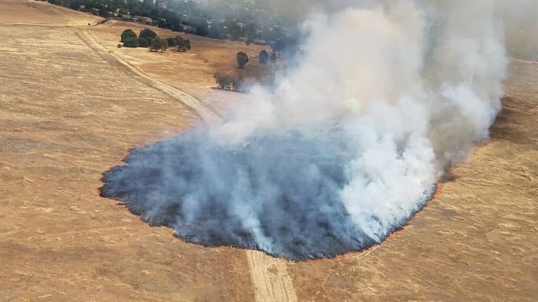 Ordenan evacuaciones en la zona de Mather debido a un incendio de maleza