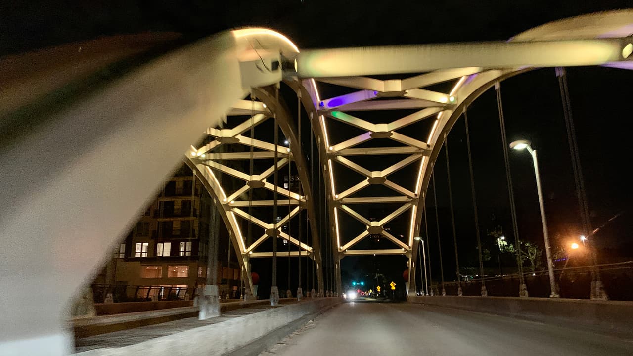 El puente del área de Montrose sobre la carretera 59 fue una de las estructuras de Houston convertidas en monumentos al iluminarlos de ámbar.