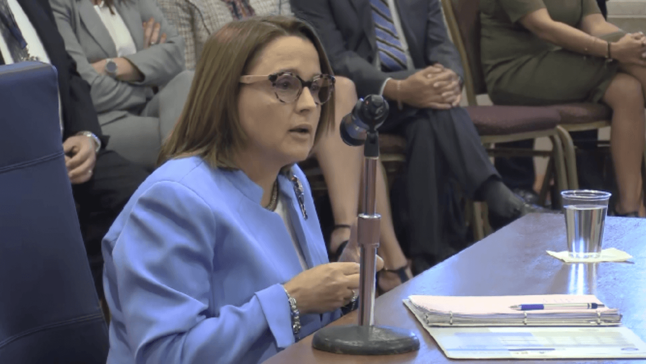 <a href="https://www.univision.com/local/puerto-rico-wlii/surgen-reacciones-al-referido-al-fei-de-la-gobernadora" target="_blank">La secretaria del Departamento de Justicia, <b>Dennise Longo</b>, antes de que fuera despedida de su cargo el viernes 3 de julio</a>, refirió al Panel sobre el
<b>Fiscal Especial Independiente (PFEI)</b> a la gobernadora,
<a href="https://www.univision.com/temas/wanda-vazquez-garced">Wanda Vázquez Garced</a>, para que fuera investigada con relación al manejo inadecuado de almacenes con suministros para los damnificados de los sismos en el sur de la isla a principio de año. La funcionaria aseguró que era una gestión se venía trabajando hace varios meses.