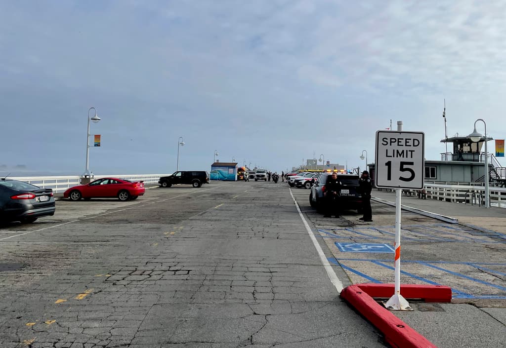 La policía de Santa Cruz cerró el acceso al área y redirigió el tránsito, buscando evitar nuevas emergencias.