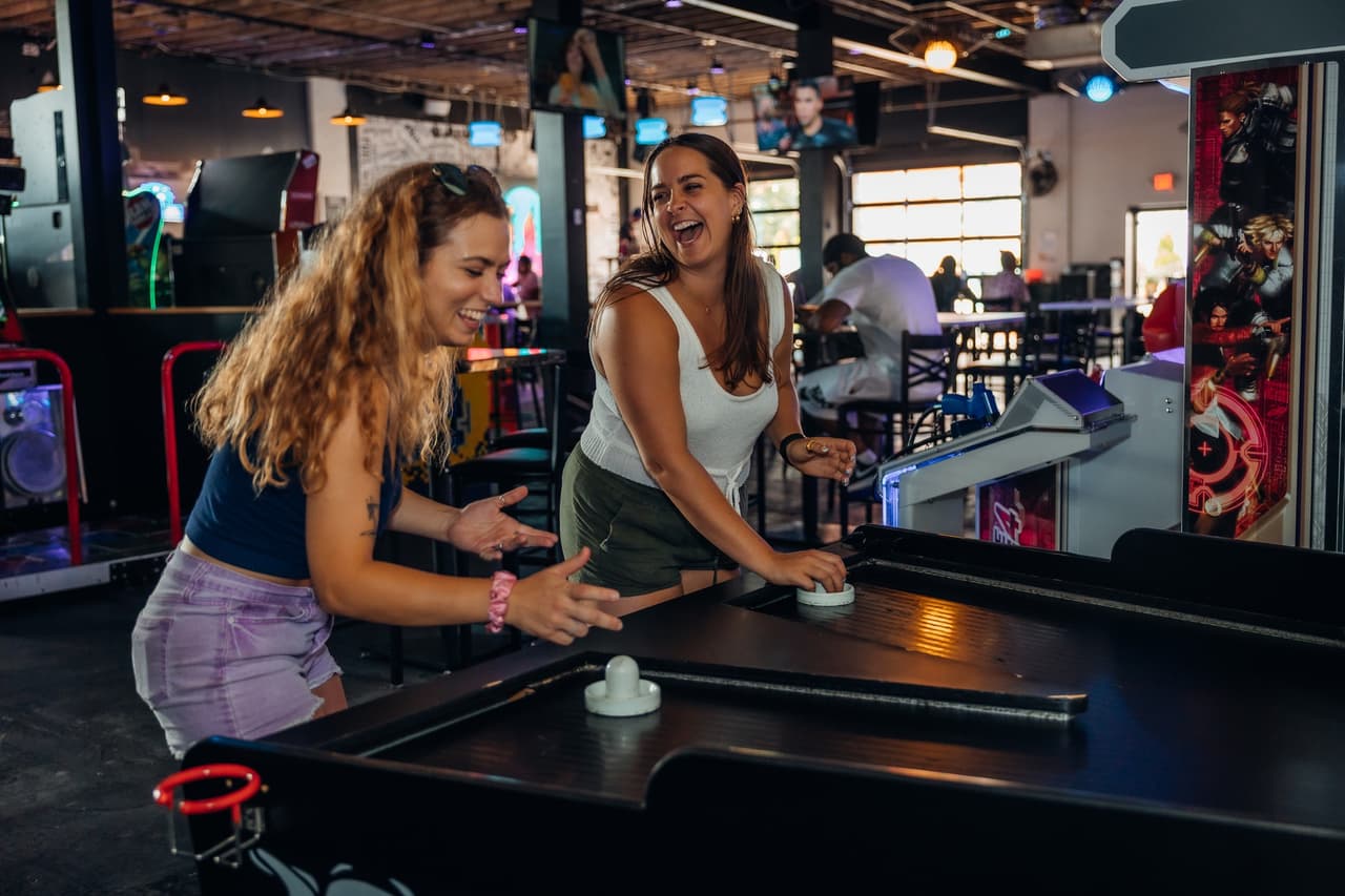 <b>Slingshot Social Game Club</b>
<br>Dirección: 1000 Marietta St NW Ste 250 Atlanta, GA 30318
<br>Sitio web:
<a href="https://slingshotgameclub.com">https://slingshotgameclub.com</a>
<br>
<b><a href="https://www.yelp.com/map/slingshot-social-game-club-atlanta">Cómo llegar</a></b>
<br>
<br>Slingshot, según sus propietarios, es un “club de juegos sociales que ofrece una pared de grifo de vertido automático con más de 40 opciones de cerveza, vino, sidra y agua mineral, un bar completo y un menú de comida”, mientras se disfrutan de maquinas de video juegos y otras atracciones.