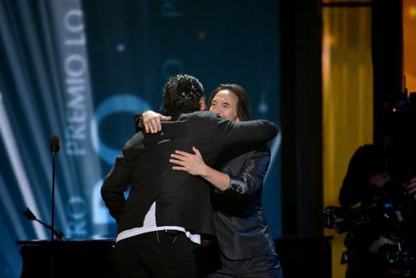 Y le dio un fuerte abrazo.