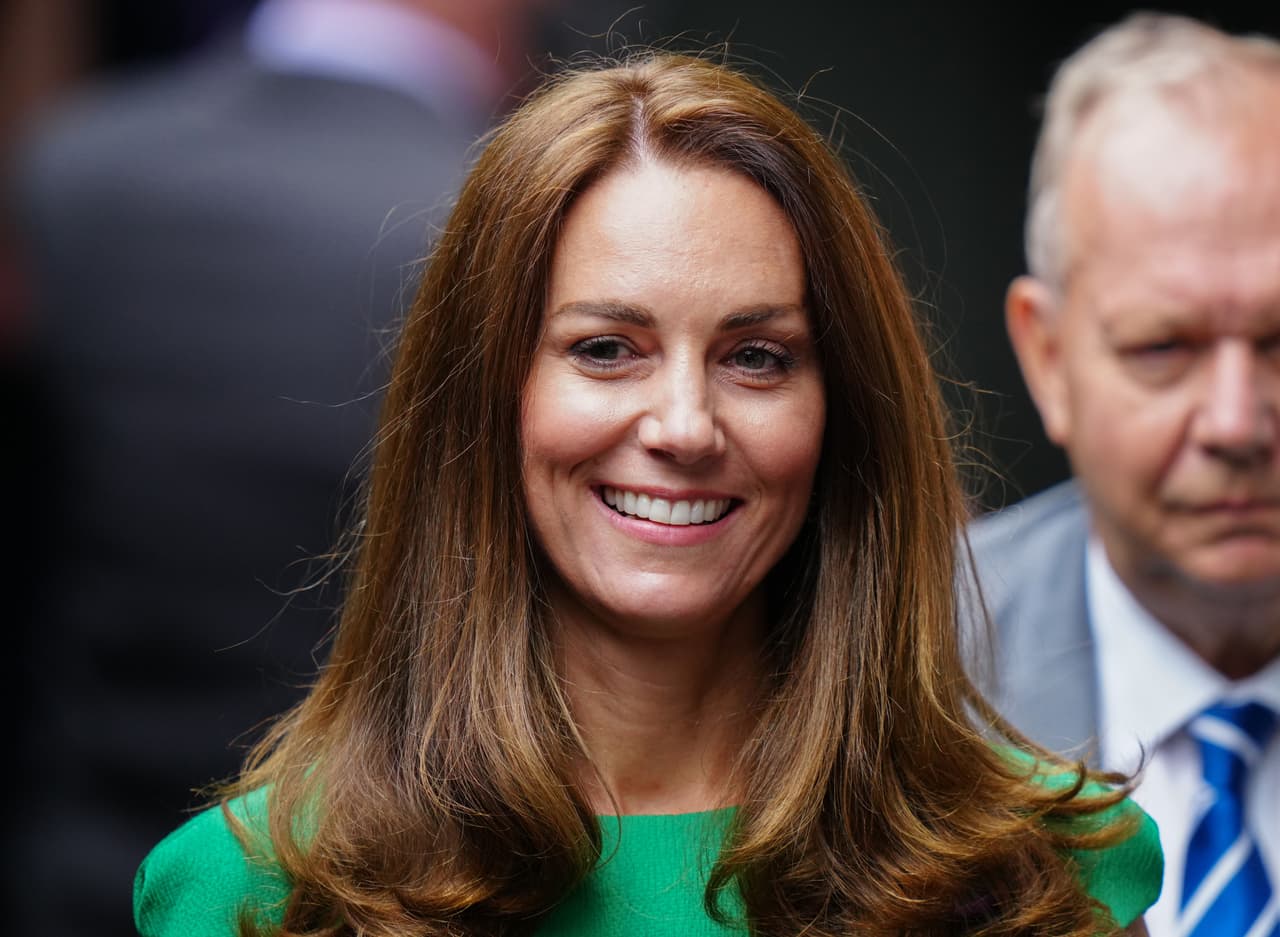 Un portavoz del palacio de Kensington dijo en un comunicado: "La semana pasada, la duquesa de Cambridge entró en contacto con alguien que posteriormente dio positivo por covid-19".
<br>