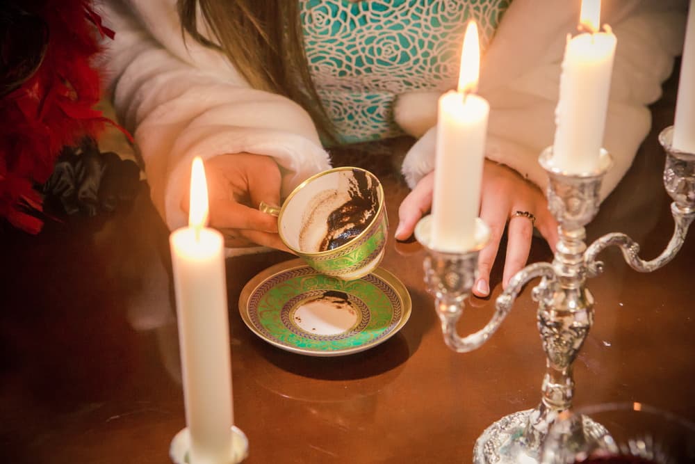 Las personas que desarrollan esta disciplina de leer el café sostienen que pueden interpretar el destino de cada persona, que esconden en su interior mucha información, y la borra o restos se los revela. Por eso la interpretación debe considerarse como una información que puede ser útil para orientarse, reflexionar o tomar decisiones en la vida del consultante.