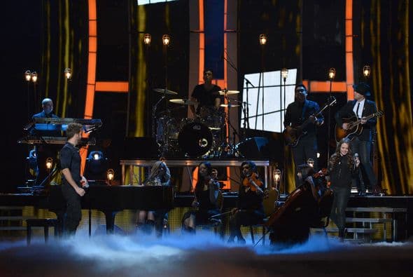 Fue en ese momento cuando se encendió el escenario y fue cuando apareció e ldueto mexicano Jesse y Joy.