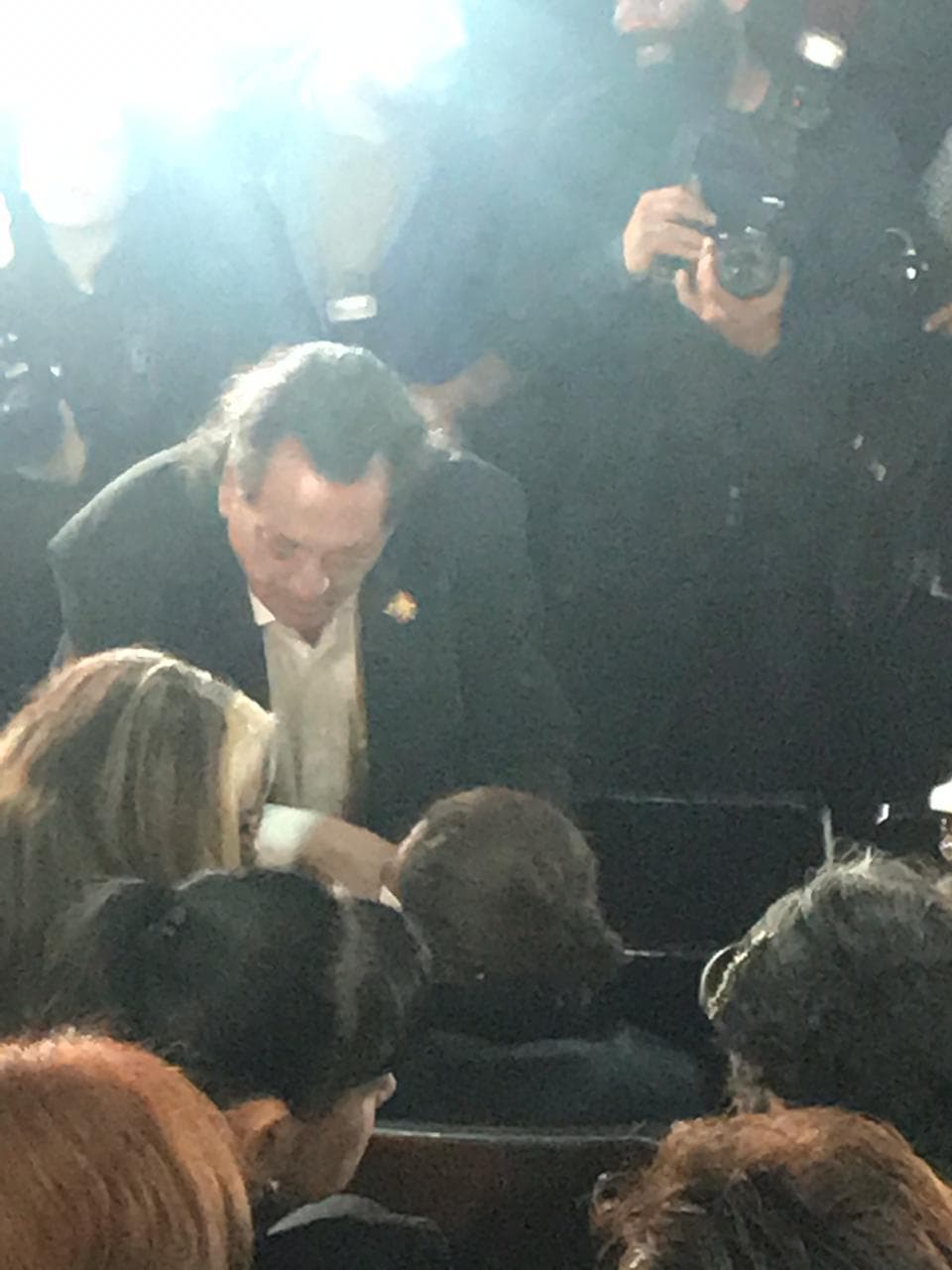 El telón del teatro abrió a las 11:48 horas mientras la señora Ofelia Fuentes, madre de Edith, y su hermano Víctor Manuel, estaban sentados en la segunda fila.