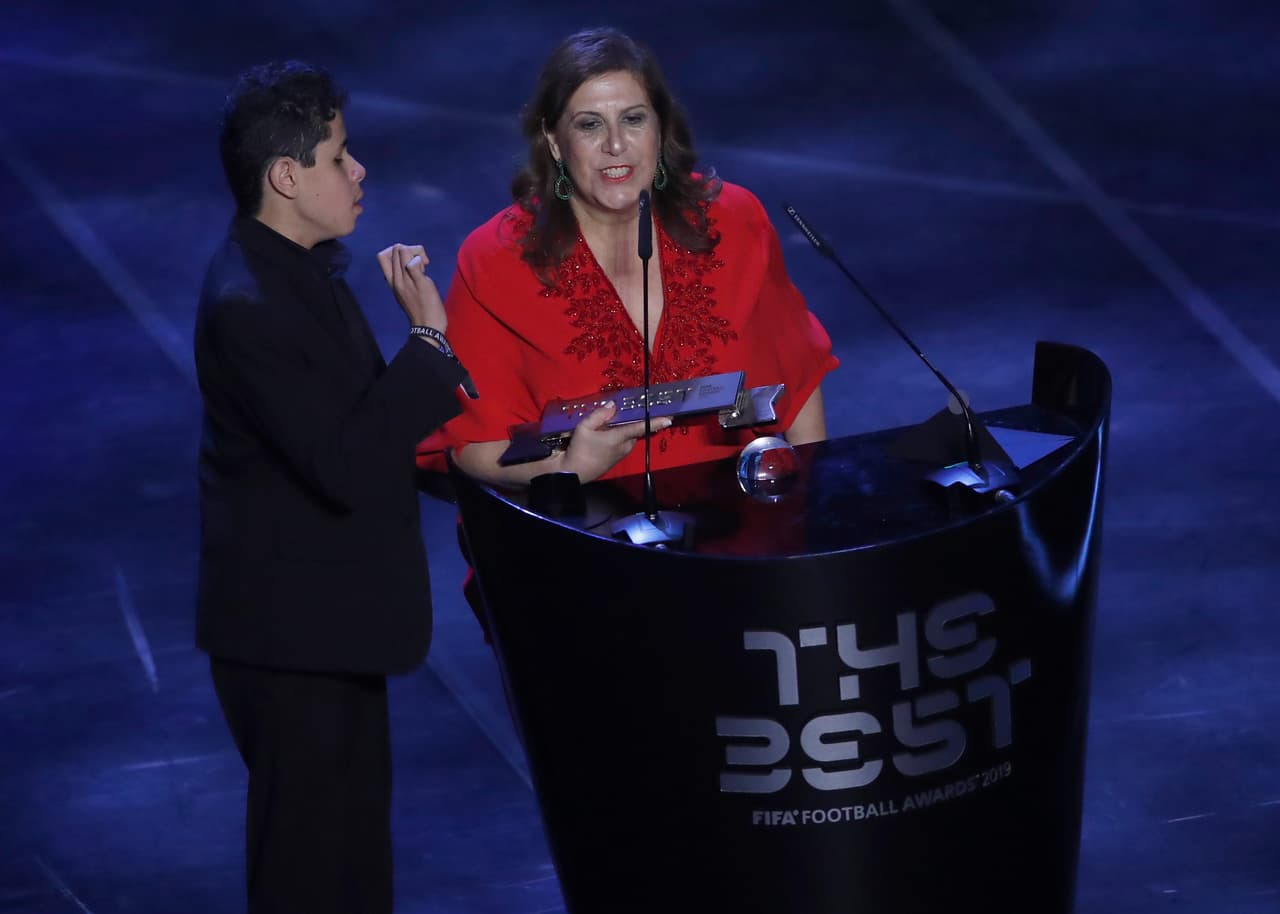 Silvia Grecco y su hijo reciben the Best FIFA a los mejores fans.