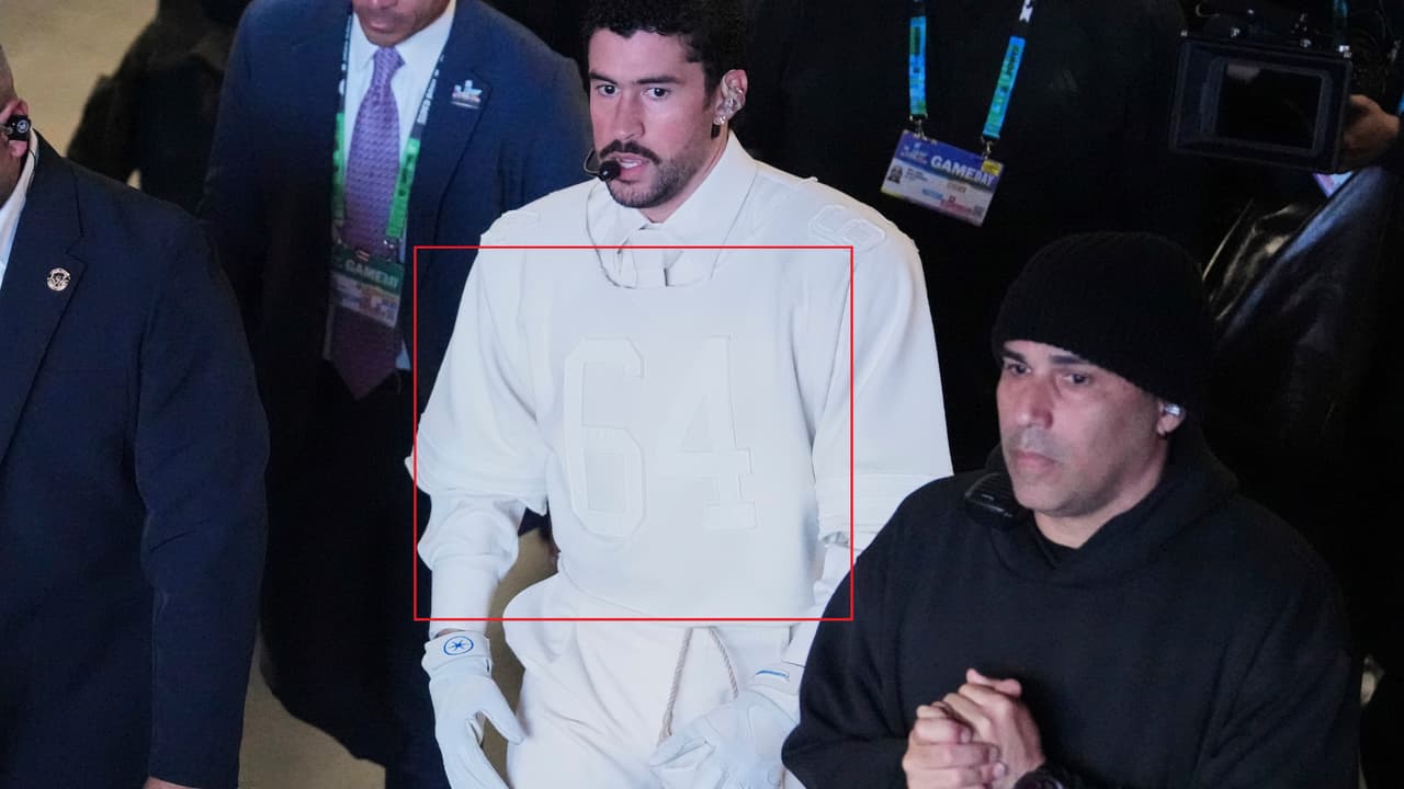 El "64" que traía estampado Bad Bunny en su jersey ha dado de qué hablar.